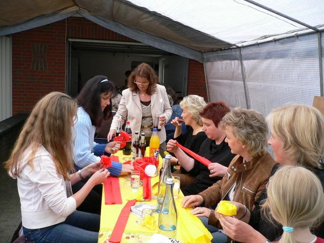 Rosen 003.jpg - Rös'chen machen und Vogel schmücken beim Vorjahreskönig Reinhard Neumann durch die Nachbarschaft Bückers Kreuz.